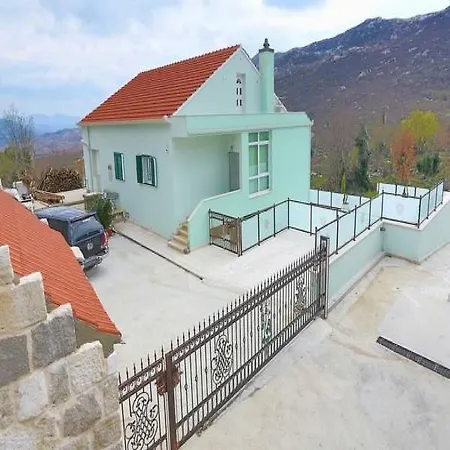 Holiday Lucic Omiš